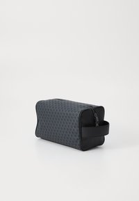 Borsa cosmetica rettangolare di colore grigio scuro con tessuto pattern, zip nera e manico laterale. Materiale resistente con forma strutturata.