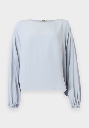 Bluza albastru deschis, cu mâneci lungi, mansete late adunate și croială lejeră, cu decolteu rotund și design simplu.