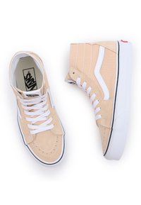 Beige høye sneakers med overdel i semsket skinn og kanvas, hvite snørebånd, kontrastfarget hvit stripe på siden og teksturert svart gummisåle.
