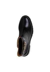 Bota de cuero negro con un acabado suave, punta redonda y un acento de hebilla lateral; cuenta con un interior contrastante en tono marrón claro y suela de goma.