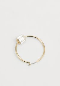 Boucle d'oreille en or avec un accent en cristal transparent rectangulaire. Fini métallique lisse avec une fermeture à charnière. Design simple et moderne.