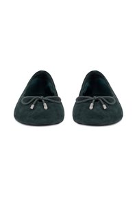 Tumedast rohelised nubukka slippers, ümarate varvaste ja esiosas vibu detailiga, metallist agletidega narmastele ja siledale, pehmele tekstuurile.