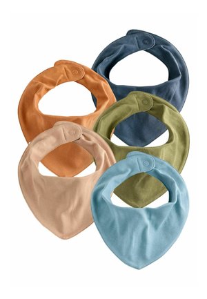 Set aus fünf Baumwoll-Sabberlätzchen in verschiedenen Farben: verbranntes Orange, Beige, olivgrün, marineblau und hellblau. Jedes hat einen Druckknopfverschluss.