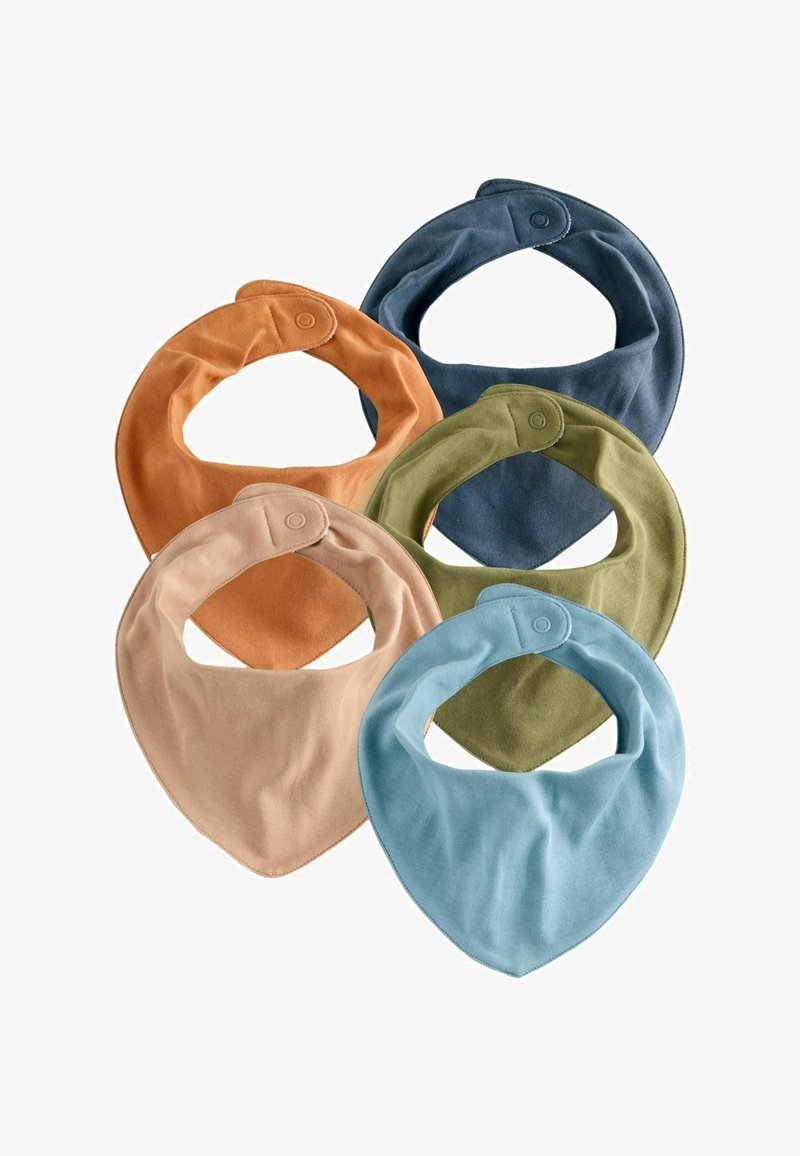 Ensemble de cinq bavoirs en coton dans diverses couleurs : orange brûlé, beige, vert olive, bleu marine et bleu clair. Chacun a une fermeture à pression.