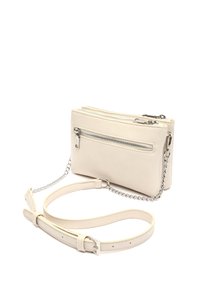 Vit fusk läder axelväska med två zippered fack och silverkedjeaccent; inkluderar en justerbar rem.