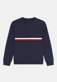 Marineblauwe sweatshirt met ribgebreide manchetten en zoom, voorzien van het woord "TOMMY" in verhoogde letters en een horizontale streep in rood, wit en blauw.