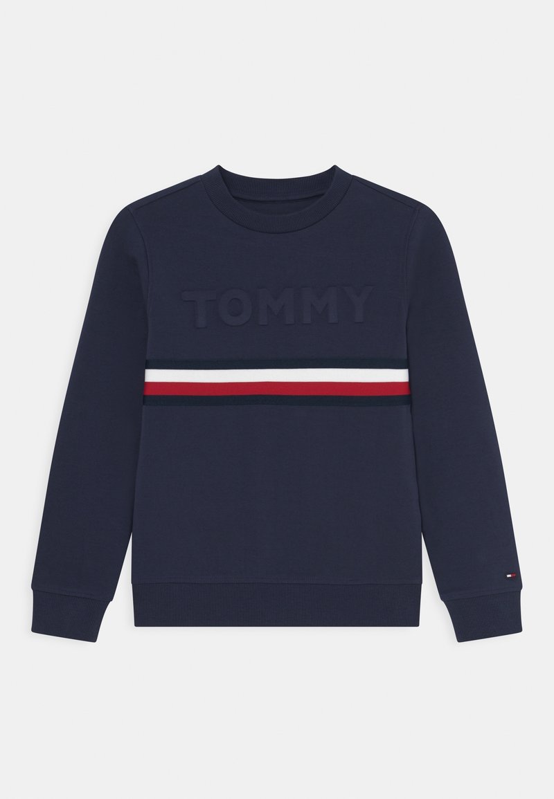 Marineblauwe sweatshirt met ribgebreide manchetten en zoom, voorzien van het woord "TOMMY" in verhoogde letters en een horizontale streep in rood, wit en blauw.