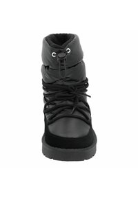 Botte d'hiver noire imperméable avec un col rembourré, des lacets à l'avant et une semelle en caoutchouc texturée. Fini lisse et mat avec des détails de couture.