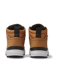 Zapatos de caña alta marrones con un upper de cuero texturizado y nylon, cuello acolchado y suela media blanca con acentos negros.