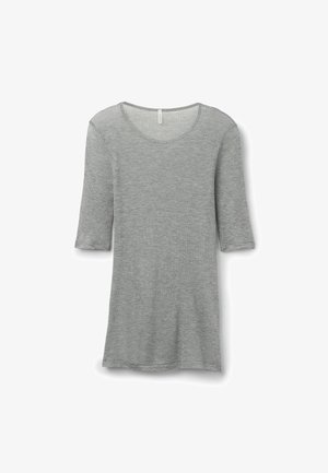 Jasnoszary longsleeve z prążkowanej tkaniny, okrągłym dekoltem i lekko rozszerzanym dołem. Prosty wzór, bez widocznych deseni czy akcentów.