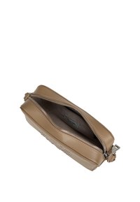 Borsa a mano rettangolare in pelle color cammello con chiusura a zip, caratterizzata da una superficie liscia e accessori metallici. L'interno presenta una fodera chiara.