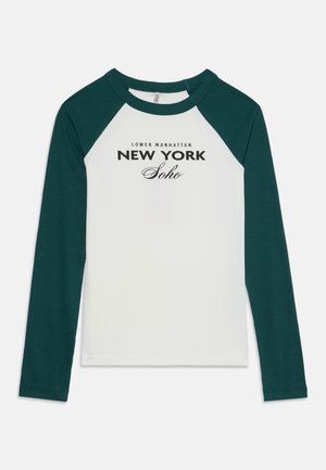 Chemise blanche à manches longues avec manches raglan vert foncé et col, imprimée avec "Lower Manhattan New York Soho" en texte noir.