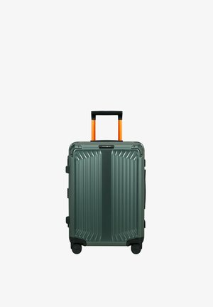 Hartschalen-Koffer in Dunkelgrün mit vertikalen Rillen, vier schwarzen Rädern und einem ausgezogenen orange-schwarzen Teleskopgriff.