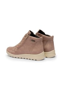 Botines de ante marrón claro con cremallera lateral, parte delantera con cordones, etiqueta Gore-Tex y suelas de goma beige estriadas.