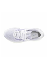 Zapatillas deportivas blancas con parte superior de malla transpirable, acentos en lavanda, cordones planos y una forma aerodinámica. La suela es ligera y acolchada.