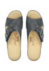 Blå stof slide-sandaler med en struktureret overflade, krydsede stropper og justerbar metalklap; kontureret beige indersål med små nubs.