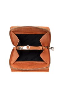 Portefeuille en cuir orange avec un design zippé, comportant deux compartiments et une poche centrale zippée avec un doublure imprimée du logo en noir.