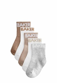 Vier Paar Socken: hellbraun, mittelbraun, weiß und grau. Jede hat eine gerippte Textur und ein eingestricktes "BAKER"-Logo an der Oberseite.