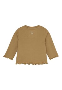Bruine lange mouwen babyshirt met ruches aan de mouwen en zoom, klein merklabel op de bovenrug bij de halslijn.