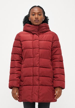 Rode pufferjas met een dikke, gewatteerde ontwerp; beschikt over een hoge kraag, capuchon en lange mouwen voor warmte. Materiaal lijkt glad en glanzend.