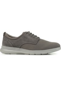 Chaussure à lacets en daim gris avec une finition lisse, dotée d'un bout arrondi et d'une semelle en caoutchouc gris clair pour la flexibilité et le confort.