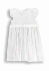 Biała sukienka z krótkimi falbaniaste rękawami, z zapięciem na zamek z tyłu oraz marszczoną talią z falbaną przy dolnej krawędzi.