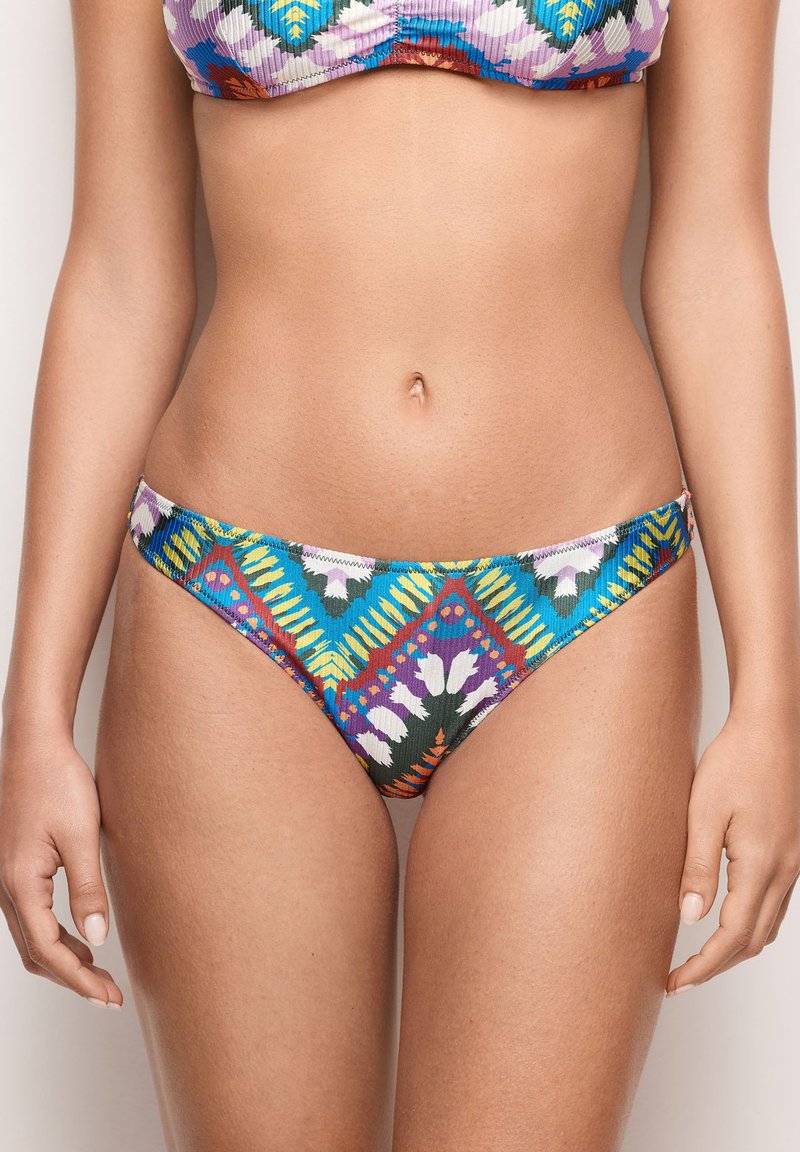 Kolorowy dół bikini z geometrycznym wzorem w odcieniach niebieskiego, zielonego, fioletowego i żółtego. Wykonany z teksturowanej, elastycznej tkaniny.