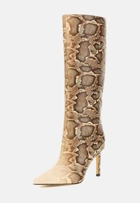 Knee-high, smailių pirštų batų su tan ir rudų gyvačių raštu, lygiu paviršiumi ir plonu stiletto kulnu.