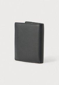 Mustast nahast rahakott, sileda tekstuuriga, kaheosaline disain, ümarate nurkadega ja servade ääres nähtava õmblusega. Minimalistlik stiil.