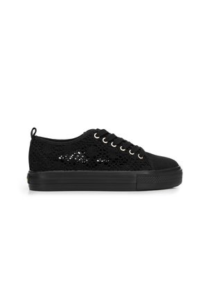 Sneaker nera con lacci caratterizzata da una parte superiore in stile crochet, punta e suola nera a tinta unita e occhielli in tonalità oro. Design elegante e testurizzato.