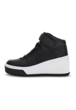 Sort højtopet sneaker med tyk hvid platformsål, snørebånd foran og velcrolukning rundt om anklen.