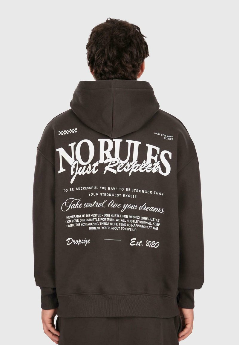 Sudadera marrón oscuro con un gran gráfico de texto blanco en la espalda, que presenta varias frases motivacionales. Tejido suave, corte relajado, mangas largas.