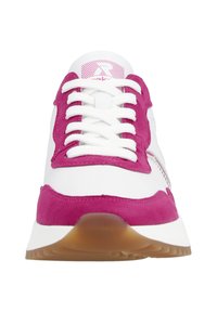 Weiße Sneakers mit rosa Wildlederakzenten, ausgestattet mit einem flachen Schnürdesign und einer durchsichtigen Gummisohle. Logo auf der Zunge und an der Seite.