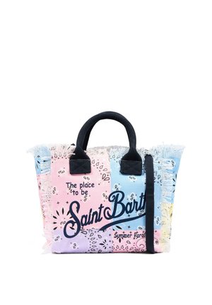 Sac cabas patchwork pastel avec poignées noires, bords frangés et texte "Saint Barth" et "The place to be" sur le devant.