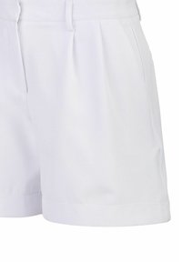 Weiße Shorts mit gefaltetem Vorderteil, ausgestattet mit einer glatten Textur und einem Bund. Enthält Seitentaschen und einen umgeschlagenen Saum am unteren Ende.