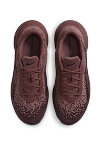 Burgundowe buty sportowe z teksturowaną siateczką na górze, pasującymi sznurówkami i gumową podeszwą. Posiadają gradientowy wzór na obszarze palców oraz logo.