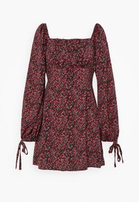 Musta kukallinen mekko, jossa on punaisia ja valkoisia kukkia, neliökaula-aukko, puffihihat ja nauhat yksityiskohtina hihoissa. Raskasti laskeutuvan hameen muotoilu.