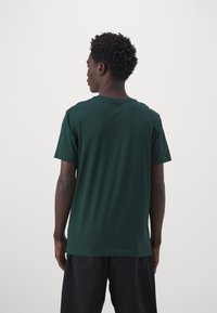 GANT GRAPHIC - Camiseta estampada - tartan green