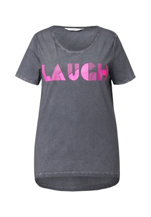 Harmaa t-paita lyhyillä hihoilla, pyöreällä kaula-aukon muotoilulla ja vaaleanpunaisella "NAURA" -grafiikalla eri kuviolla ja paksuudella edessä.