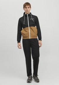 Jack & Jones JJERUSH HOOD - Tréningová bunda - black/white