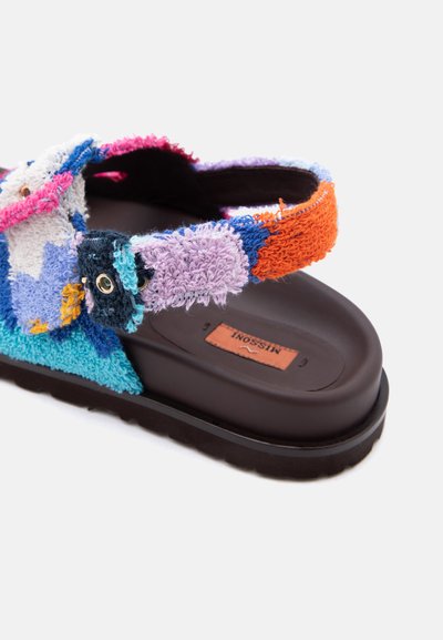 Πέδιλο με πολύχρωμο ιμάντα από περκάλι, μαλακή μαύρη σόλα με επένδυση και ρυθμιζόμενο αγκράφα, με ραμμένη ετικέτα επωνυμίας στη σόλα.