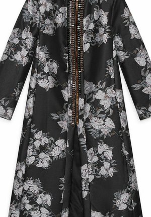 Kimono nero a fiori con motivo textured, caratterizzato da fiori bianchi prominenti e accenti marroni lungo l'apertura frontale. Maniche lunghe e design fluido.