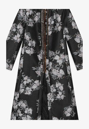 Kimono nero a fiori con motivo textured, caratterizzato da fiori bianchi prominenti e accenti marroni lungo l'apertura frontale. Maniche lunghe e design fluido.