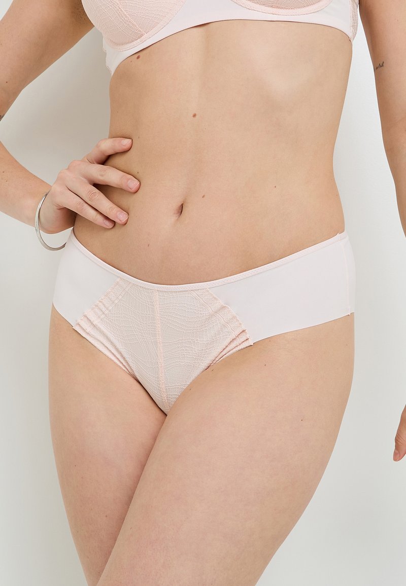 Mutande da donna rosa chiaro con un pannello anteriore in pizzo testurizzato, retro liscio e vita elastica, che uniscono comfort e stile.