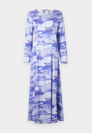 Vestido de manga longa feito de tecido leve, apresentando um padrão abstrato azul e branco, gola redonda e fecho de zíper nas costas.