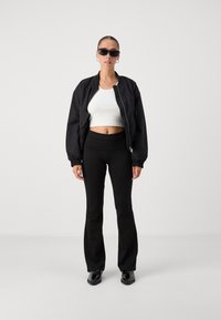 Gina Tricot Petite SOFT TOUCH PETITE FOLDED FLARE TROUSERS - Hlače - black