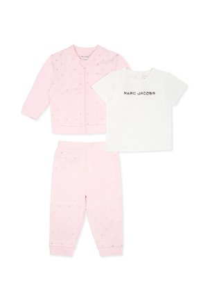 Ensemble de survêtement en coton rose, comprenant une veste zippée à motifs floraux, un pantalon assorti avec des motifs similaires, et un t-shirt blanc portant l'inscription "MARC JACOBS".