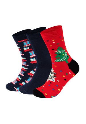 Drei Paar Socken: ein rotes Paar mit einem Weihnachtsbaum und "Frohe Feiertage", ein dunkelblaues mit Geschenkmustern und ein unifarbenes dunkelblaues Paar. Baumwollmischung.