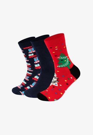 Drei Paar Socken: ein rotes Paar mit einem Weihnachtsbaum und "Frohe Feiertage", ein dunkelblaues mit Geschenkmustern und ein unifarbenes dunkelblaues Paar. Baumwollmischung.