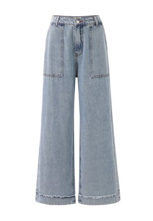 Jean en denim bleu clair à jambes larges avec taille haute, poches plaquées à l'avant, fermeture par boutons et ourlets effilochés.